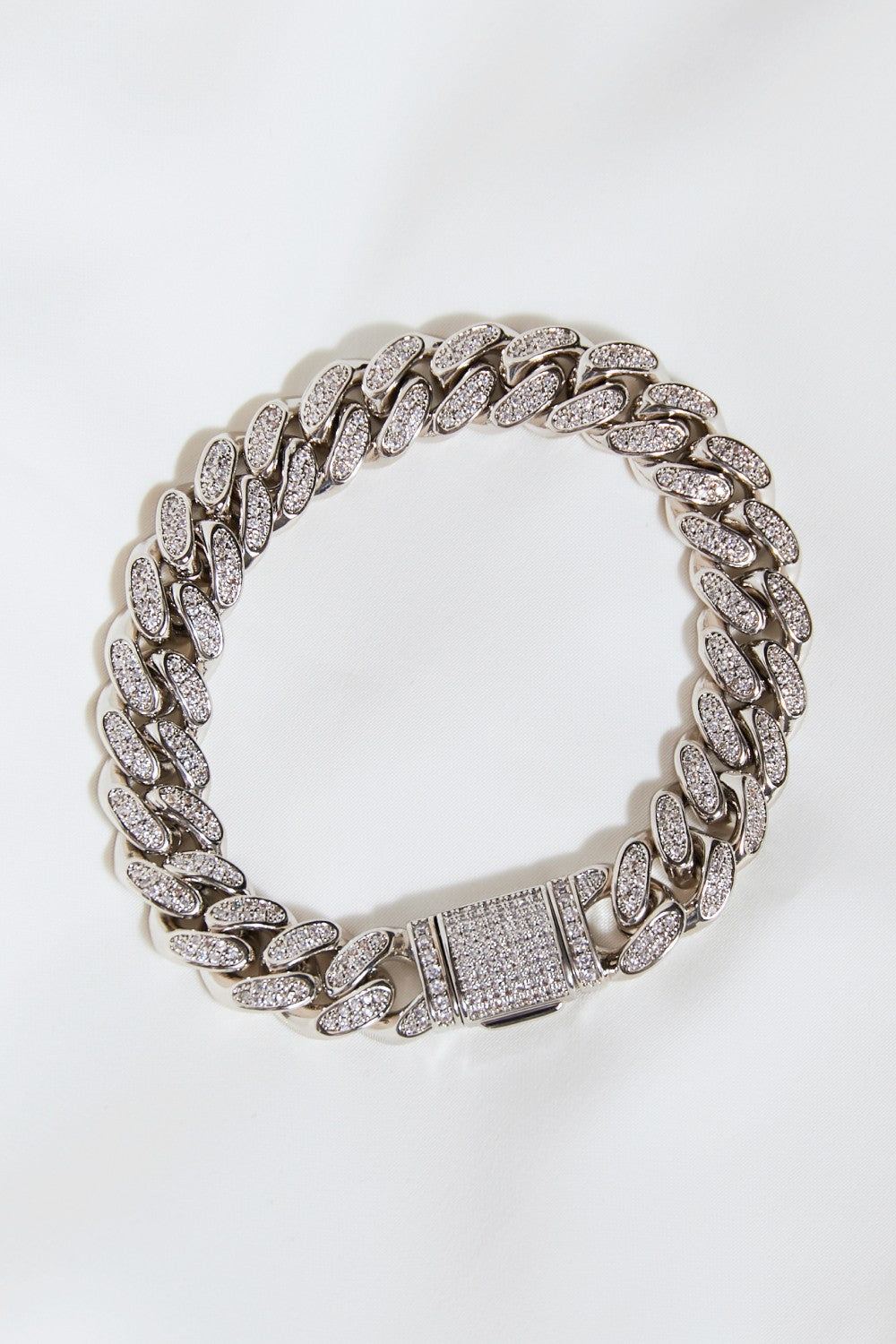 This accessory features the classic curb chain pattern, a must-have for any jewelry set. It seamlessly pairs with other bracelets, adding a daring and refined touch.